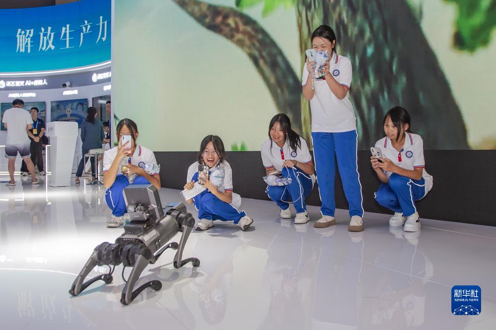 9月4日,在2023智博會科大訊飛展廳,訊飛工業巡檢機器人與觀眾互動。新華社記者 儲加音 攝