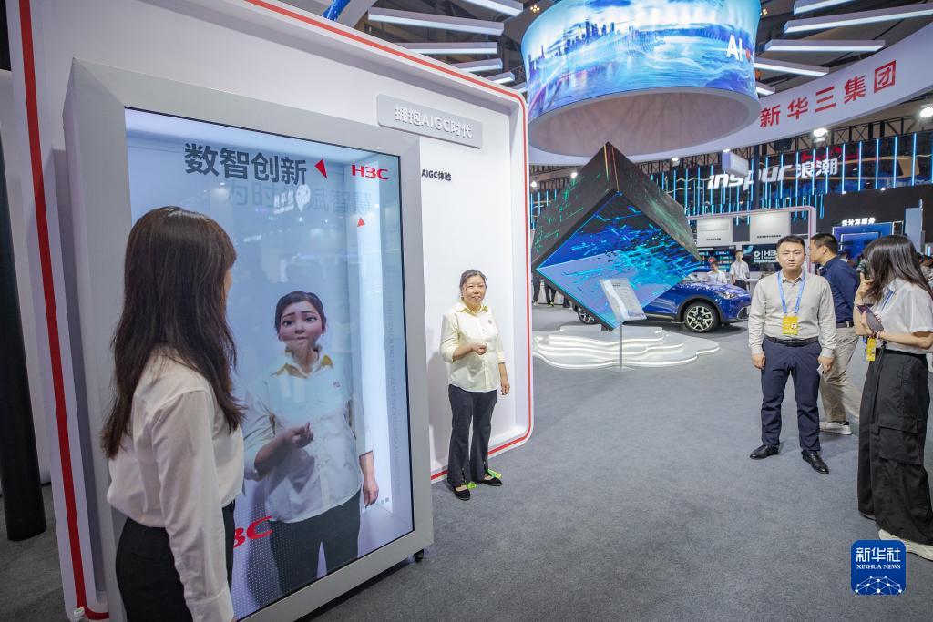 9月4日,在2023智博會會場,觀眾體驗生成AIGC虛擬形象。新華社記者 黃偉 攝