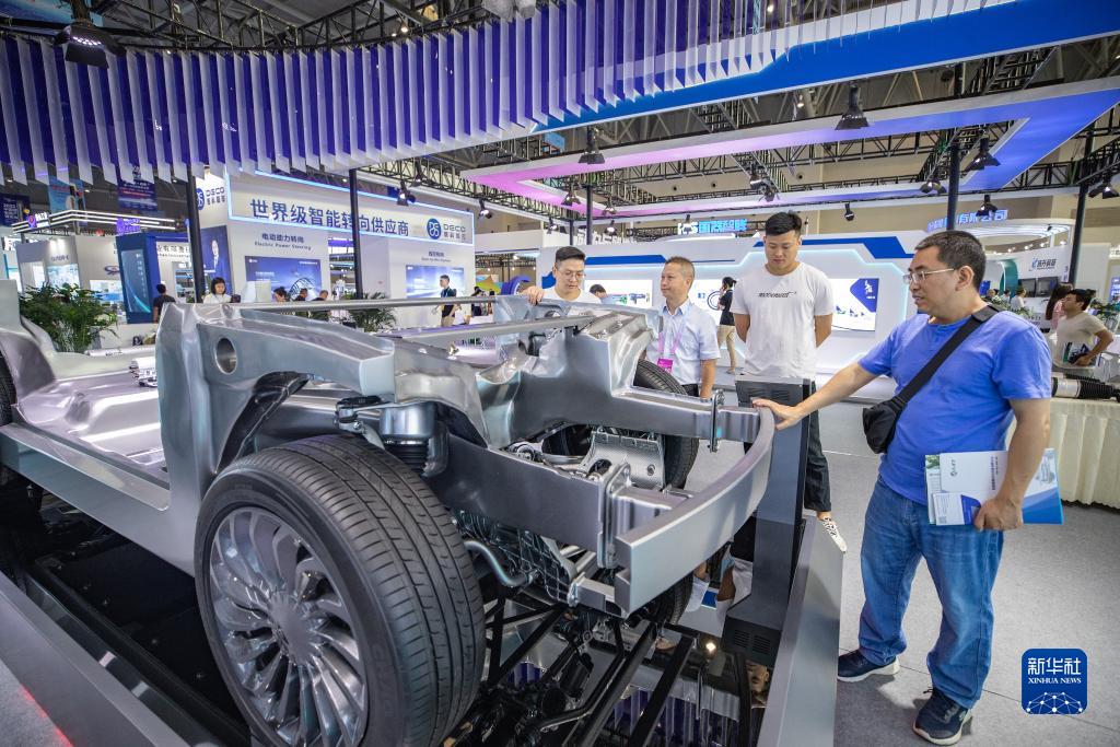 9月4日,在2023智博會浙江孔輝汽車科技有限公司展廳,觀眾參觀電控空氣懸掛系統展示平臺。新華社記者 黃偉 攝