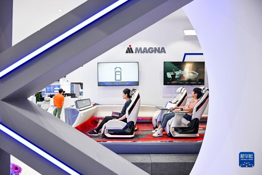 9月4日,觀眾在2023智博會“智能駕艙”展區參觀、體驗。新華社記者 王全超 攝